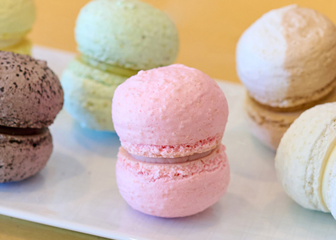 シェフのお墨付き！目にも楽しい個性派マカロンは、〈ベルグの4月〉の自慢の味わい