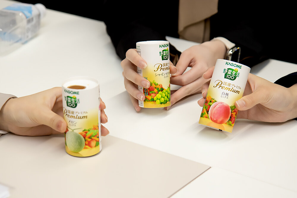 カゴメ新入社員試飲の様子