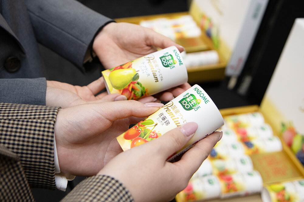 カゴメ新入社員試飲の様子