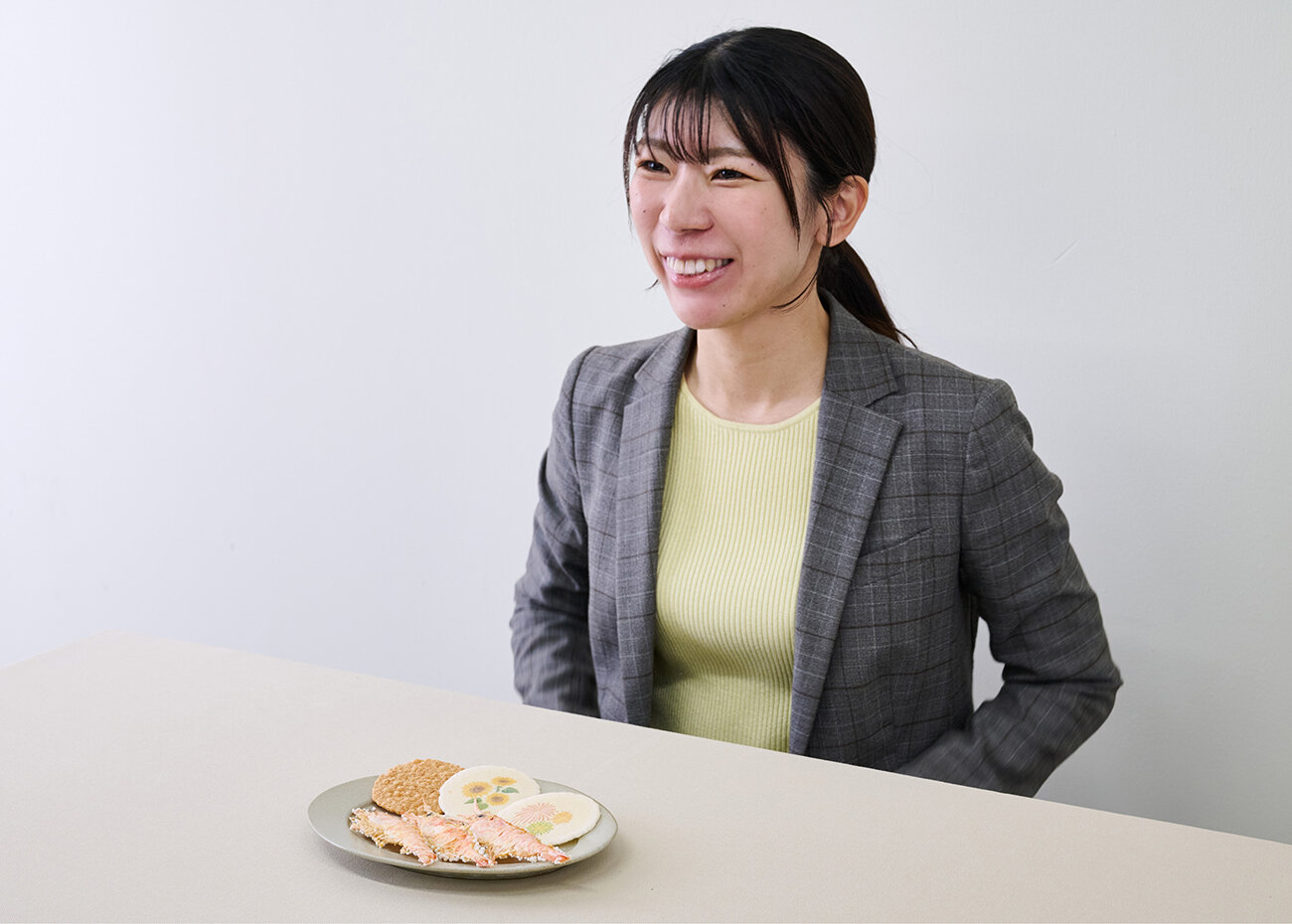 定番の炙り焼きも、毎年改良を繰り返す。手間ひまかけた〈桂新堂〉のえびせんべいは“えび愛”の結晶