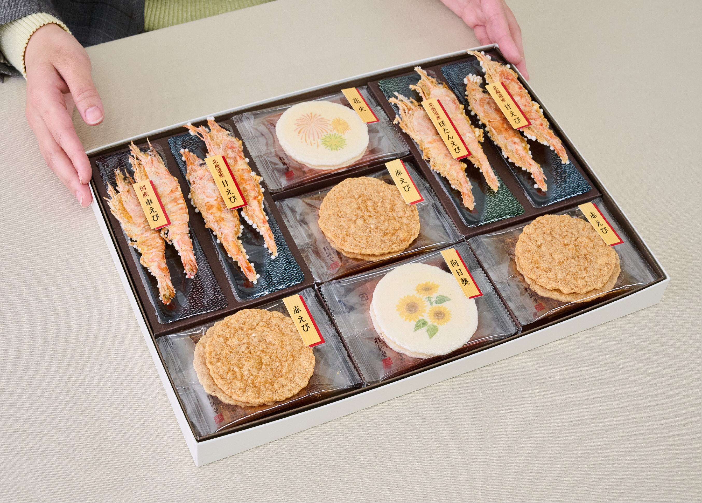 【2026お中元】一番人気の炙り焼きも、3種の姿焼きも。夏バージョン、〈桂新堂〉のえびせんべい詰め合わせ
