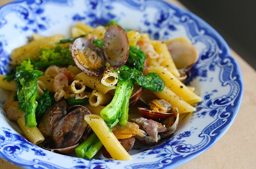 アサリの旨みをたっぷり吸ったペンネペペロンチーノ | WINEとつまみのいい関係