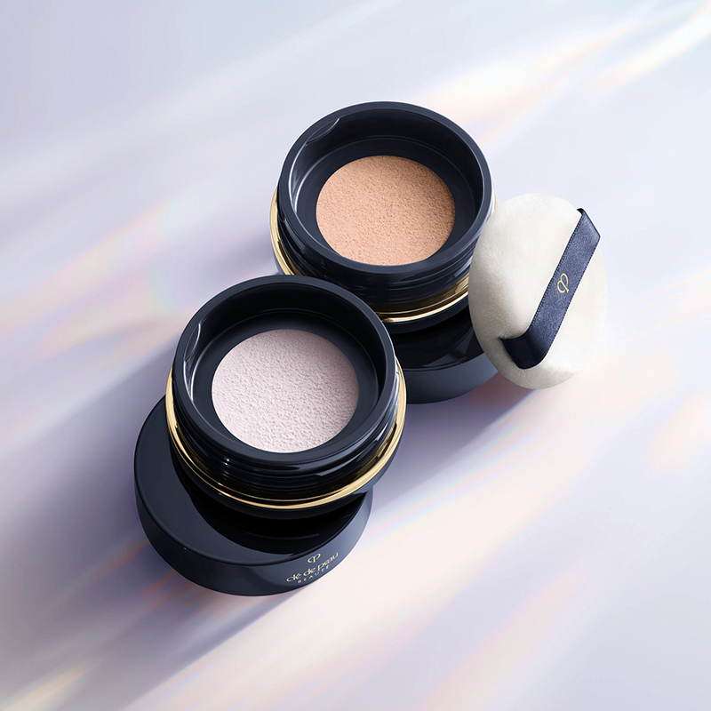 すっと溶け込み、シルクのようになめらかで端正なつや肌へ。