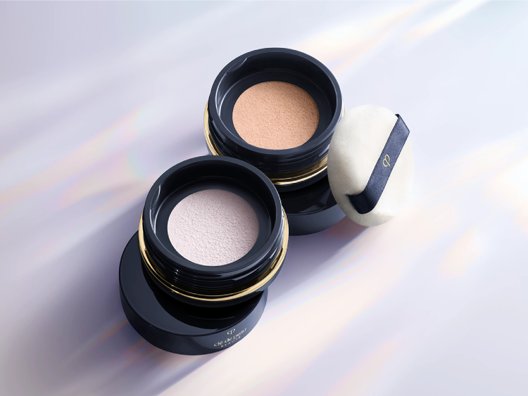 すっと溶け込み、シルクのようになめらかで端正なつや肌へ。